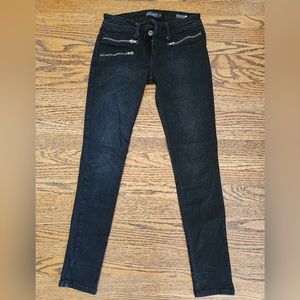 Black Denim Kill City Junkie Fit Skinny Jeans with zipper pockets. Size 28